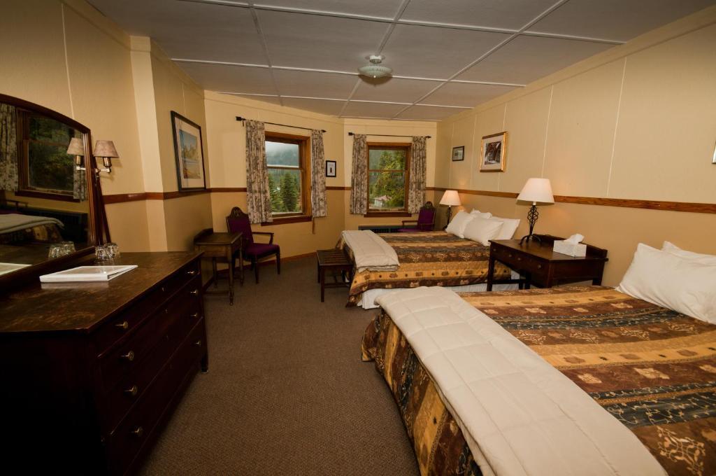 Num-Ti-Jah Lodge Lake Louise Room photo